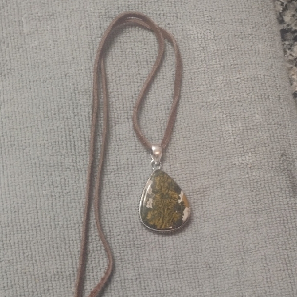 Jewelry - Elegant Silver and Green Pendant Necklace